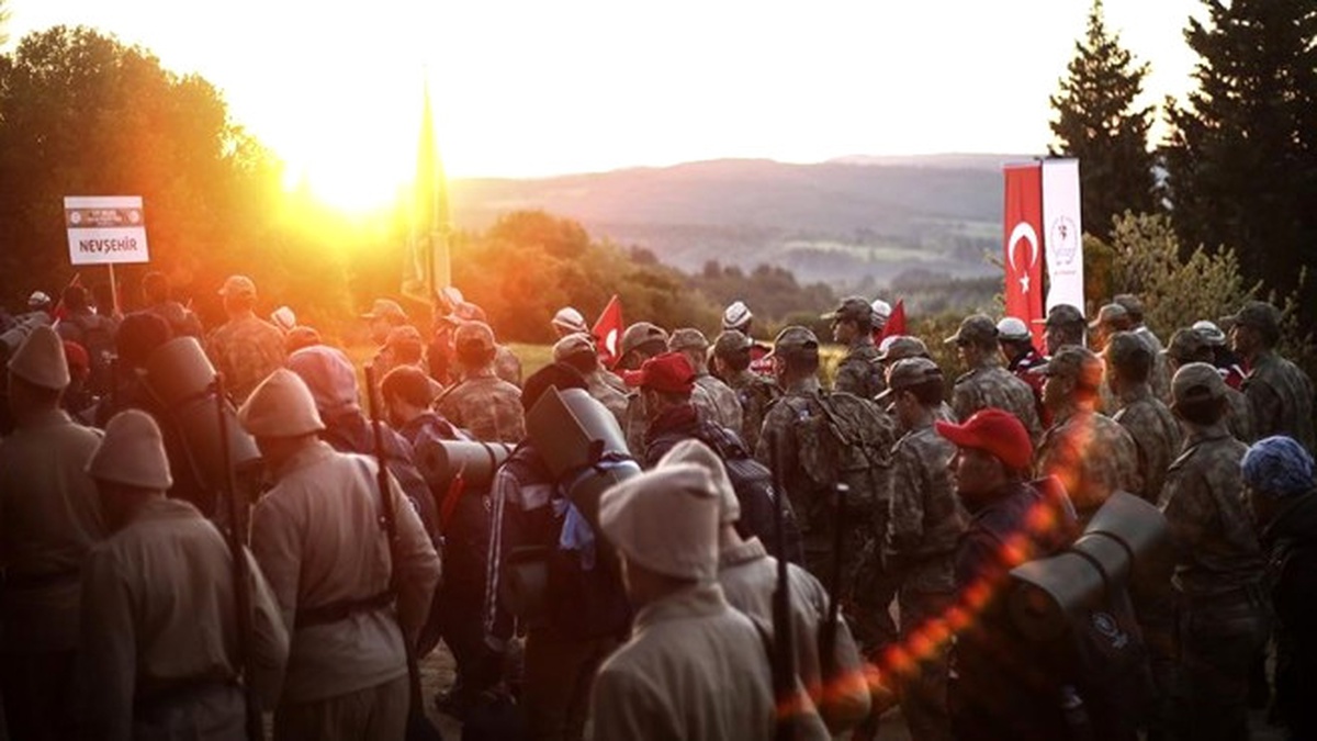 Gelibolu\'daki \'57. Alay Vefa Yürüyüşü\'ne Binlerce Genç Katıldı