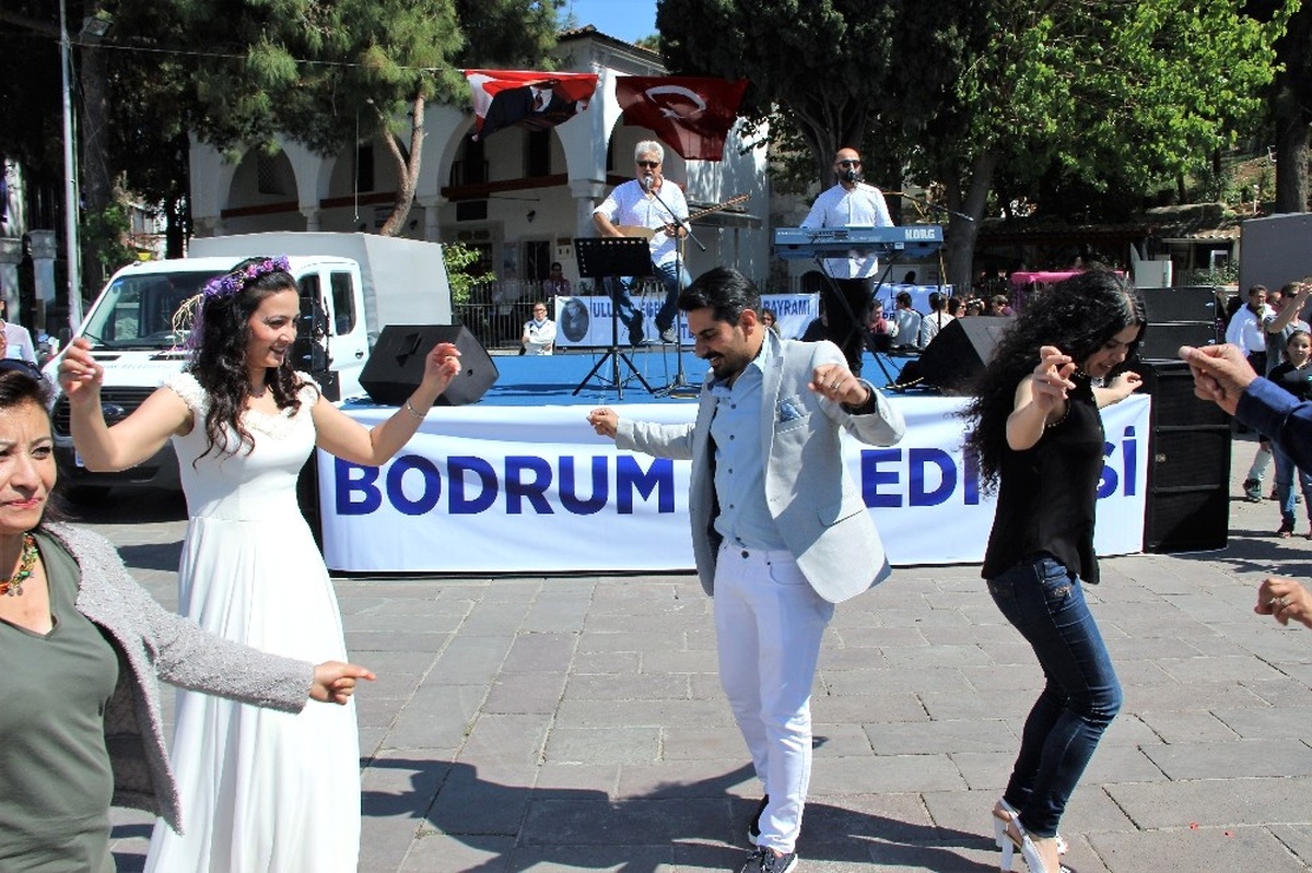 Gelin ve Damat Ne Yapacağını Şaşırdı
