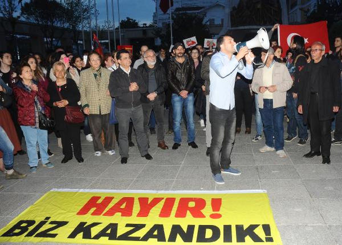 İstanbul\'da Referandum Protestoları Sürüyor