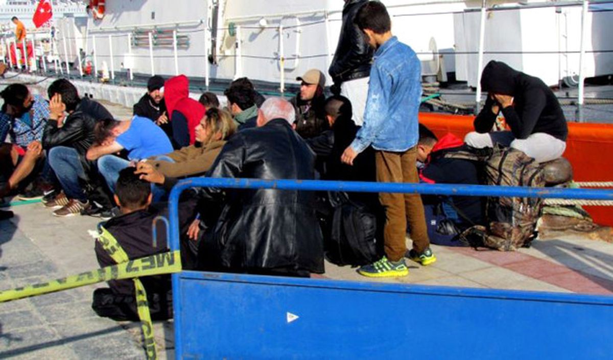 İzmir\'de Göçmen Kaçakçılığı Operasyonları