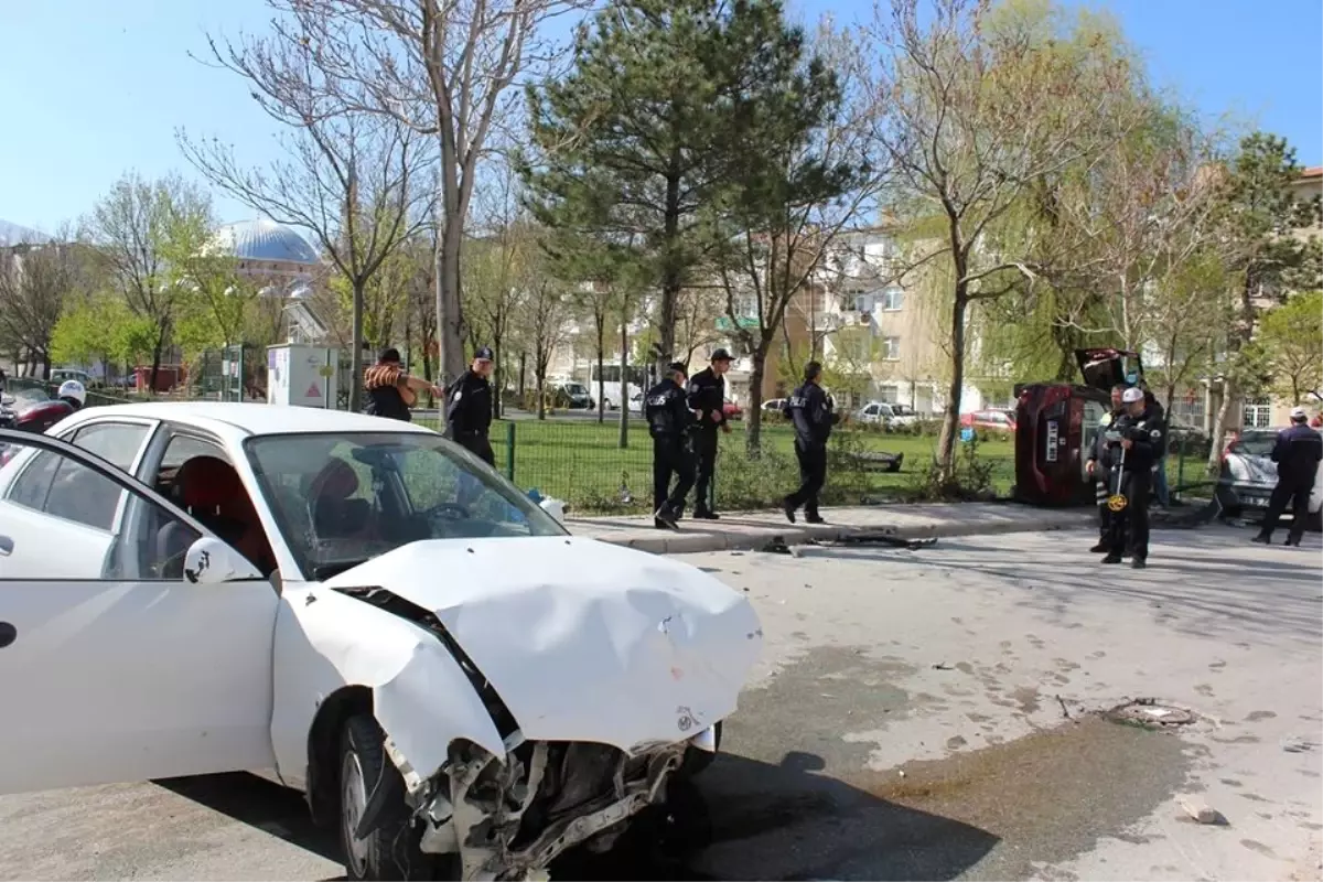 Otomobiller Kafa Kafaya Çarpıştı: 3 Yaralı