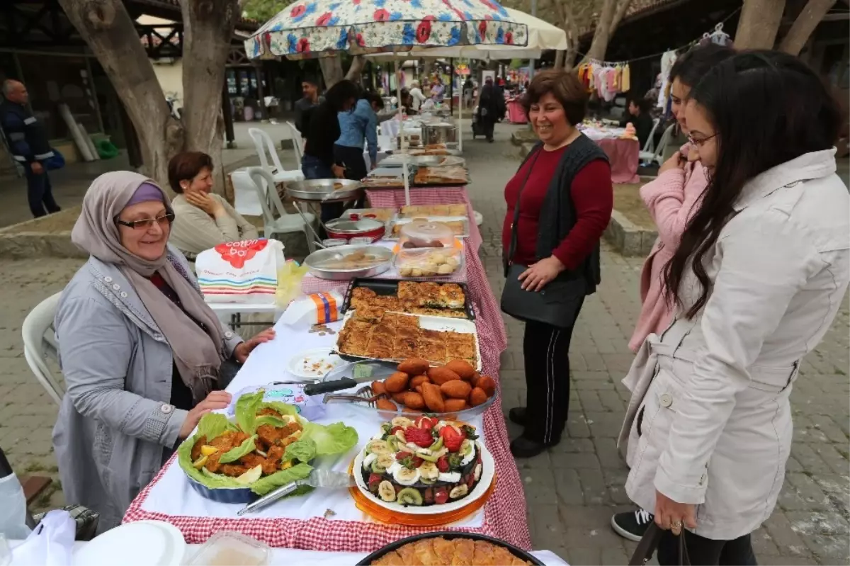 Pazarda Gıda Ürünleri Satan Kadınlara Hijyen Eğitimi