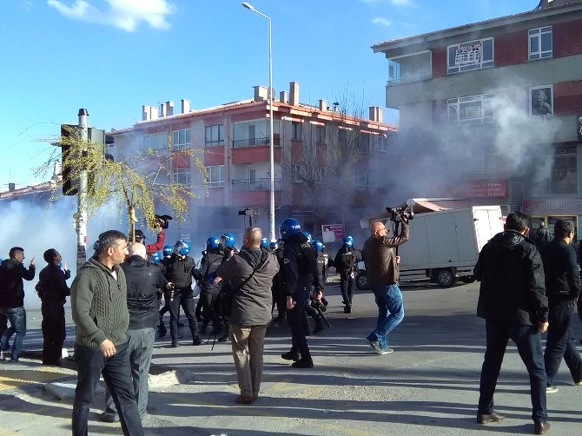 Selanik\'te 1915 Olaylarını Anmak İsteyen Göstericiler Polise Saldırdı