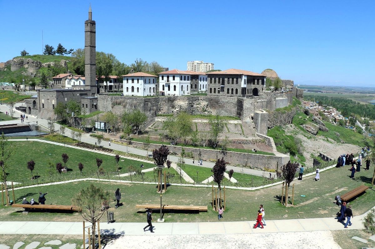 Sur\'da Silah Seslerinin Yerini Kuş Cıvıltıları Aldı