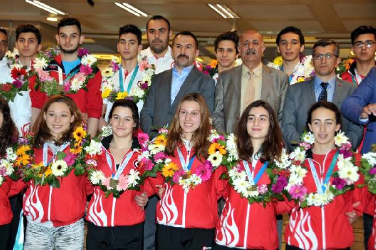 Türkiye\'ye Madalya Kazandıran Dünya Şampiyonu Yüzücüler Ülkeye Döndü