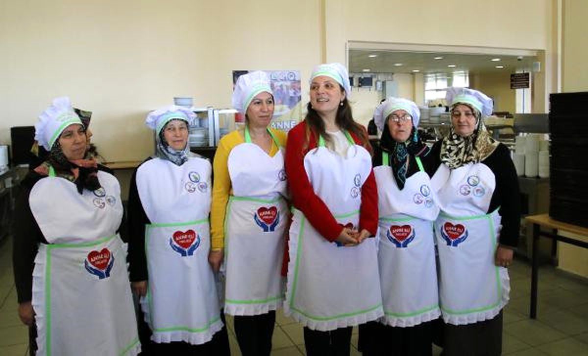 Üniversitelilerin Yemeğine \'Anne Eli\' Değdi
