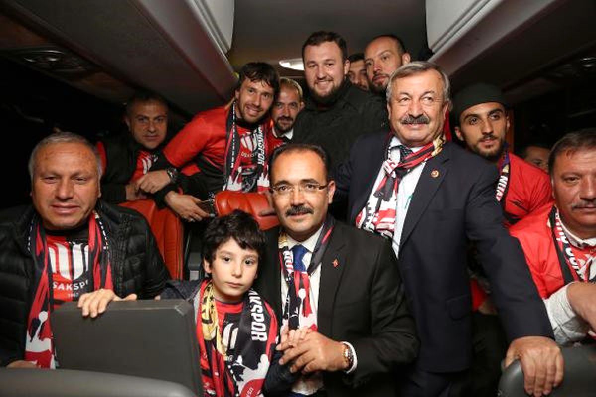 Utaş Uşakspor\'a 10 Bin Taraftarından \'Şampiyon\' Tezahüratı
