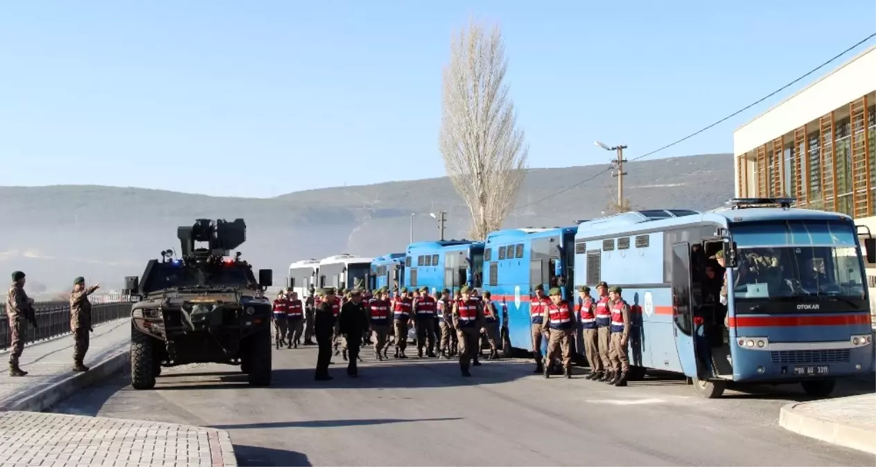 Vali ve Alay Komutanı Dinleniyor