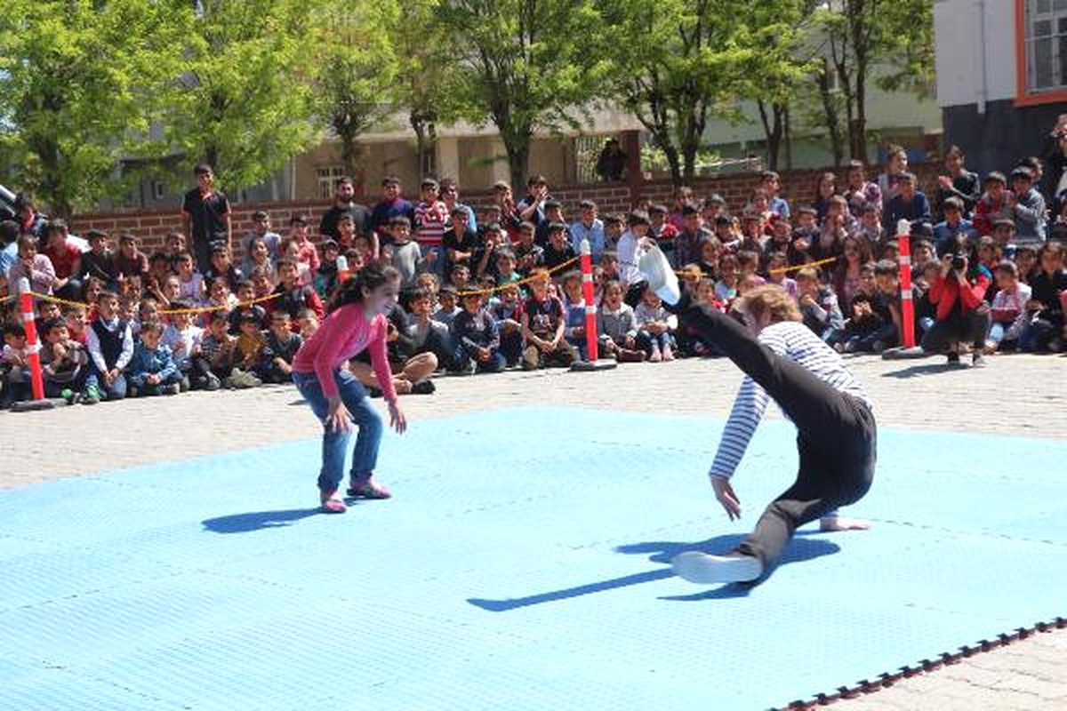 20 Ülkeden Gelen Sanatçılar, Batman\'da Sirk Gösterisi Yaptı