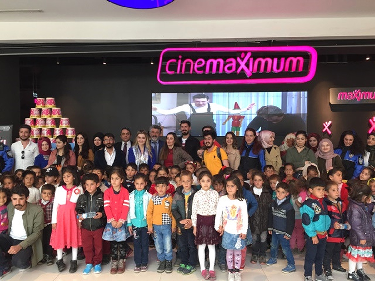 400 Minik Kalp, Van Avm\'de Sinema Keyfi Yaşadı