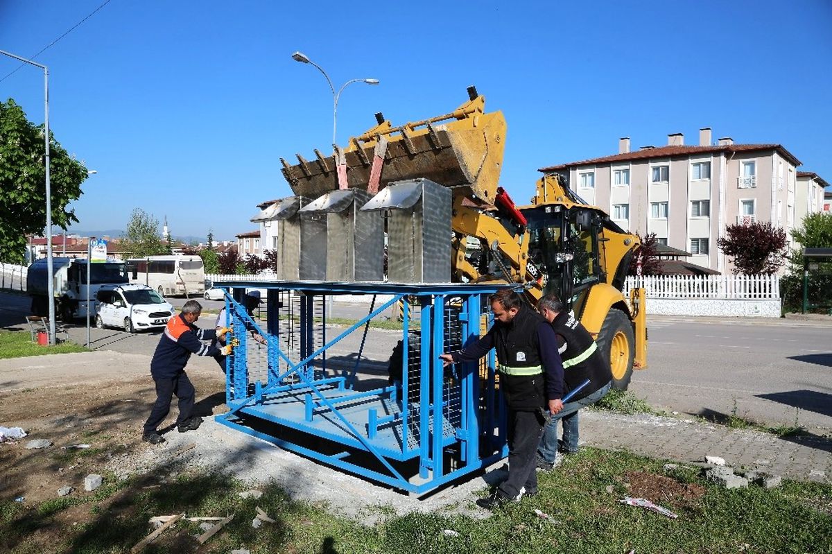 Başiskele\'de Çöpler Yeraltına İnmeye Devam Ediyor