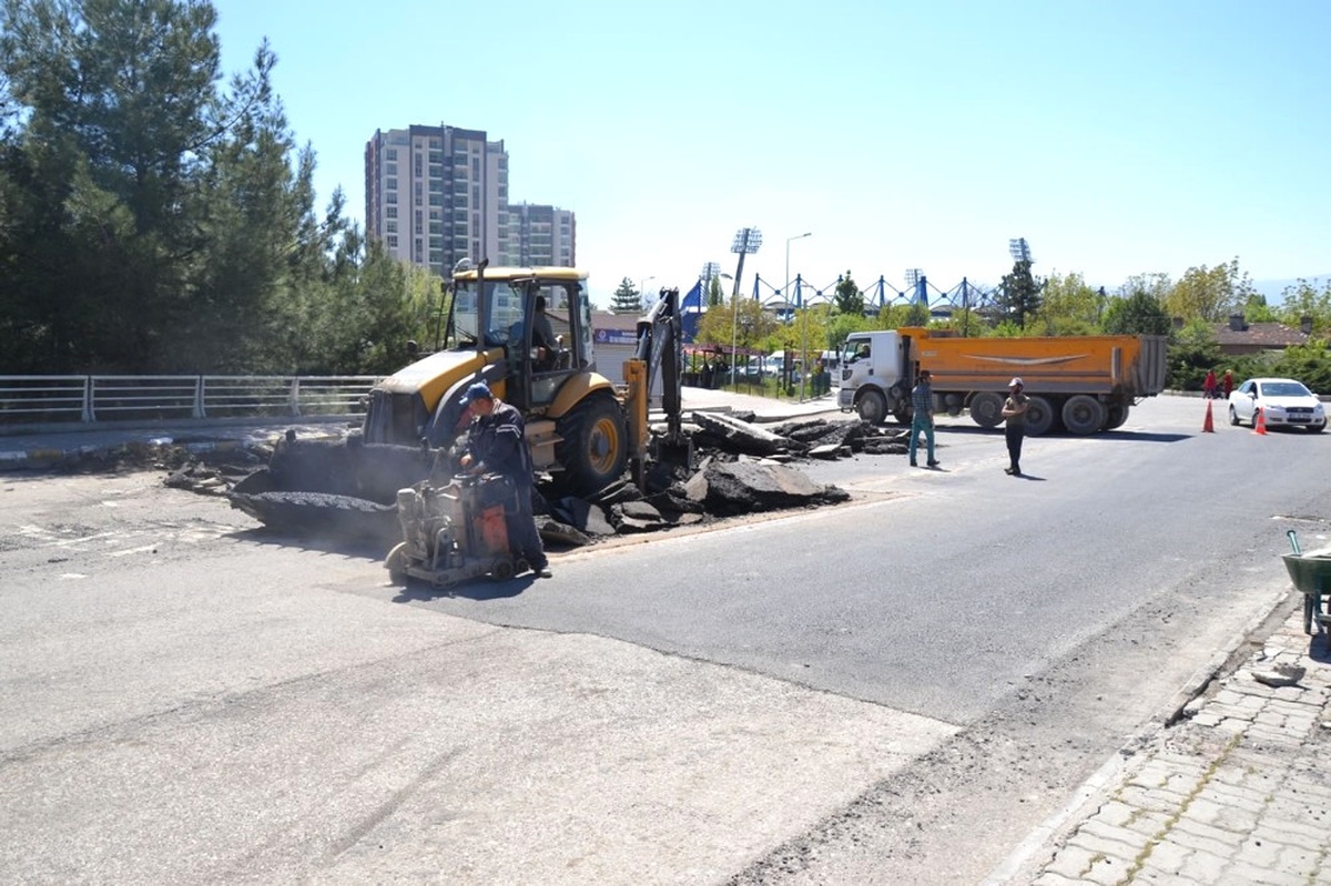 Belediye Bozuk Yollarda Asfalt Çalışmasını Sürdürüyor