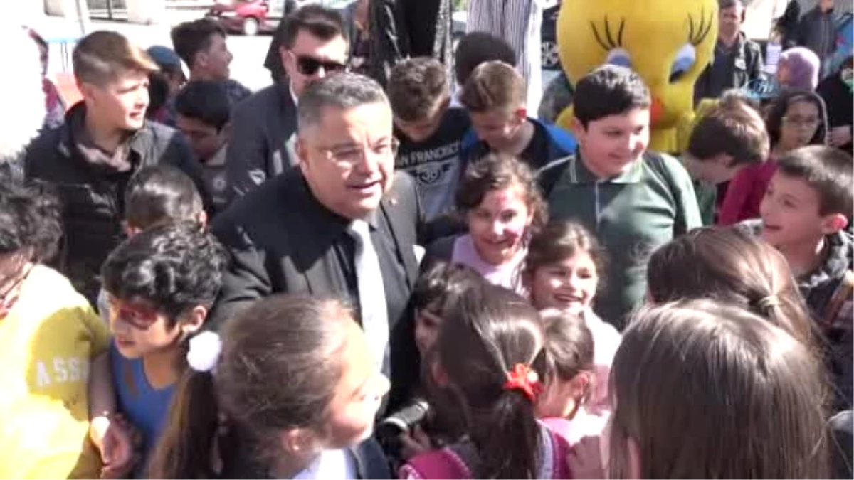 Bilecik\'te Çocuklar 10. Bilecik Belediyesi Geleneksel Çocuk Festivali Kapsamında Doyasıya Eğleniyor