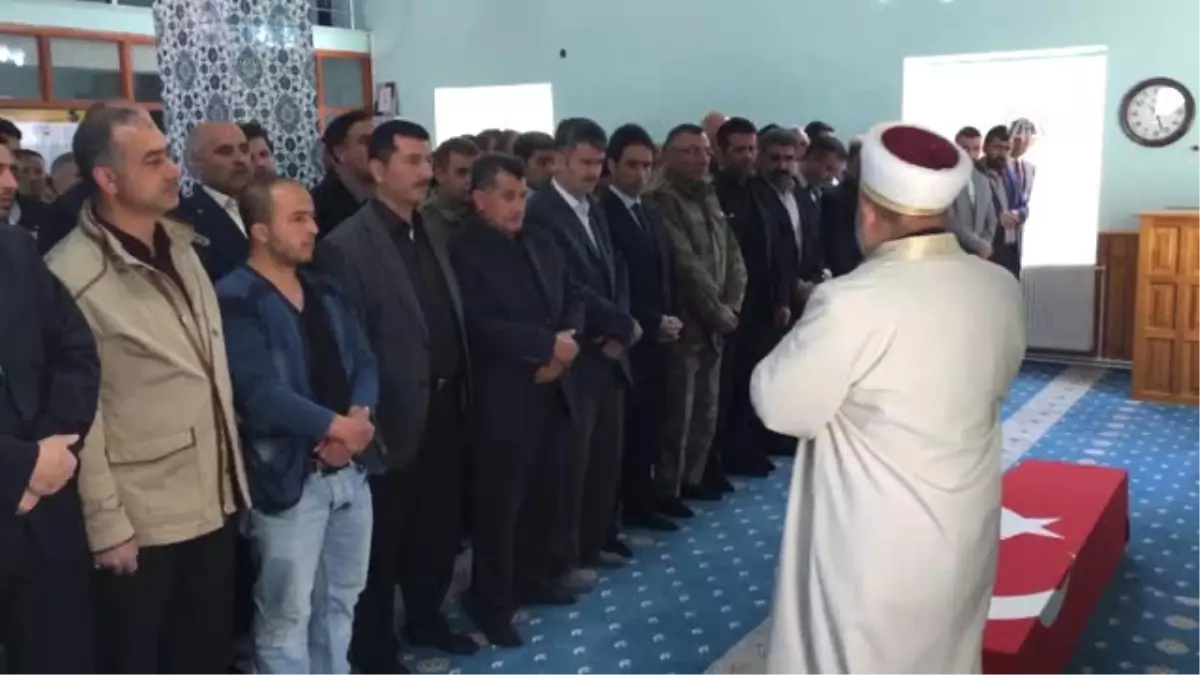 Bitlis\'te Şehit Olan Astsubay Emrah Çelebi Için Patnos Ilçesinde Cenaze Namazı Kılındı