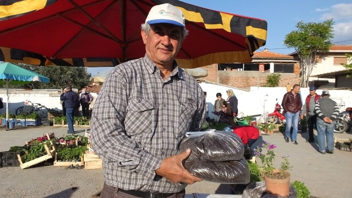 Burhaniye\'de Emekli Eğitimci Örnek Fideci Oldu