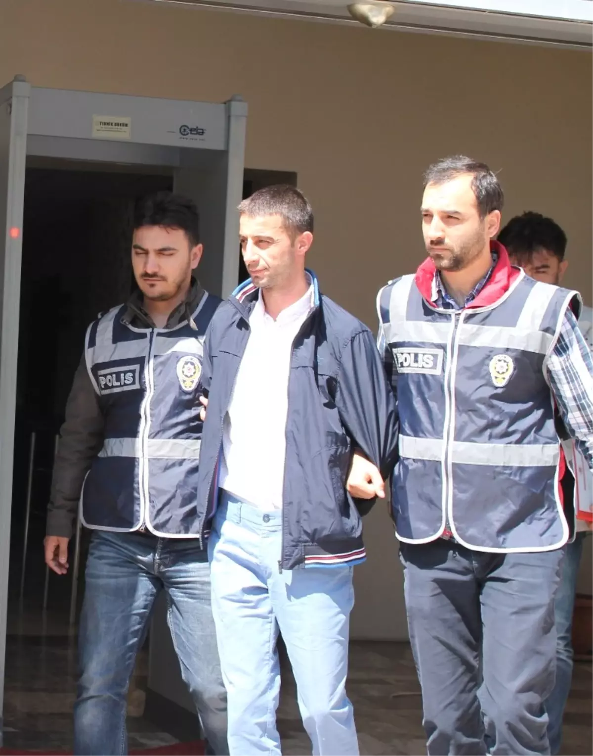 Kabin Hırsızı Önce Güvenlik Kamerasına, Sonra Polise Yakalandı