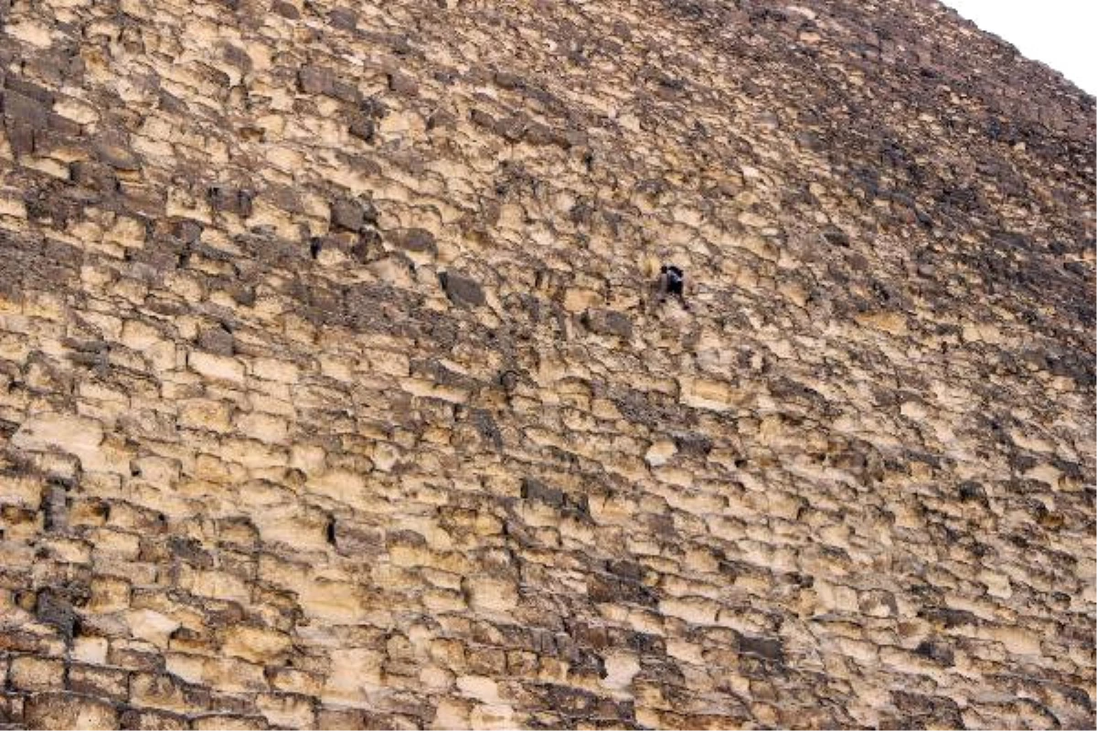 Keops Piramidi\'ne Tırmanan Enam Seyrek: Zirvedeki Görüntü Muhteşemdi