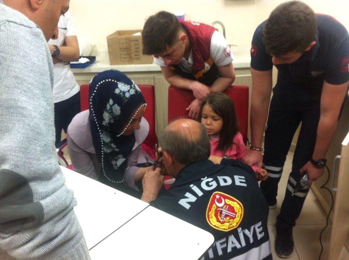 Küçük Kızın Parmağına Sıkışan Yüzük Kesilerek Çıkartıldı
