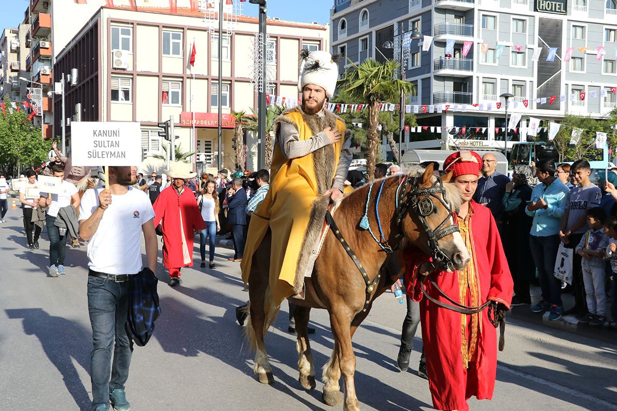 Mesir Korteji Manisalıları Sokağa Döktü