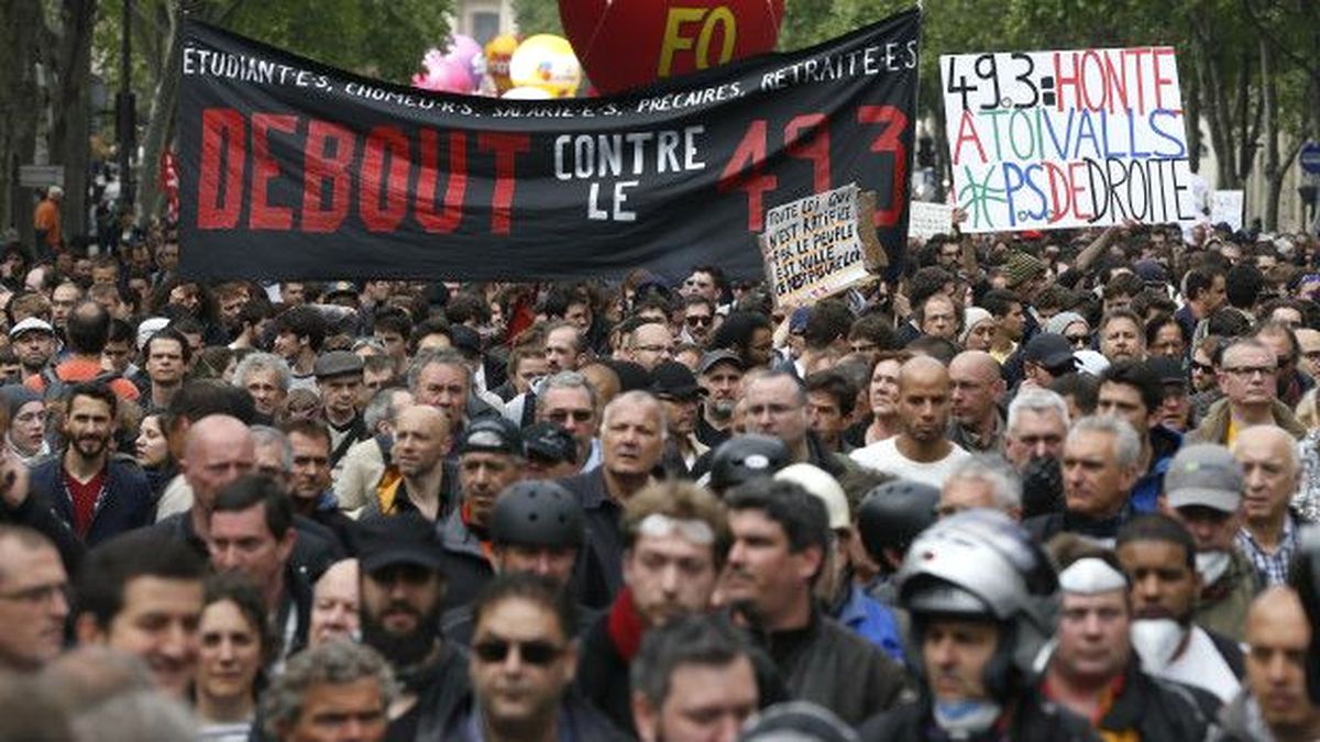Paris\'te Binlerce Polis Çalışma Koşullarını Protesto Etti