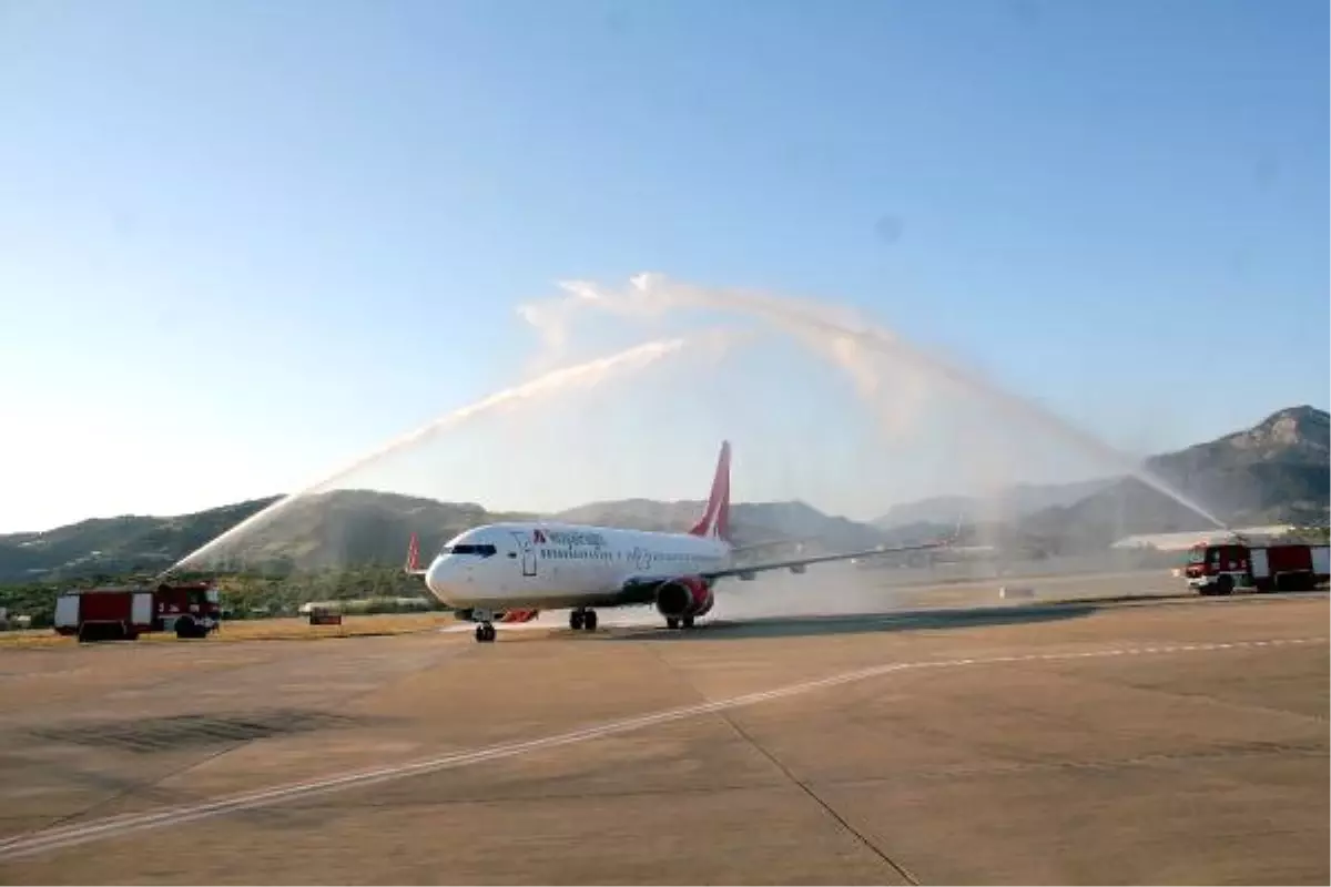 Rusya\'dan Gelen İlk Charter Uçak Su Takı ile Karşılandı