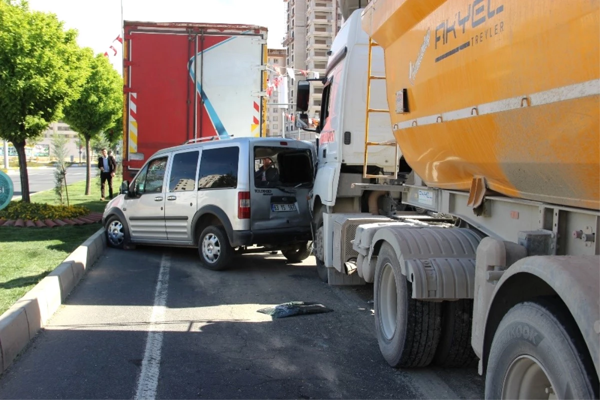 Şanlıurfa\'da Zincirleme Trafik Kazası: 4 Yaralı