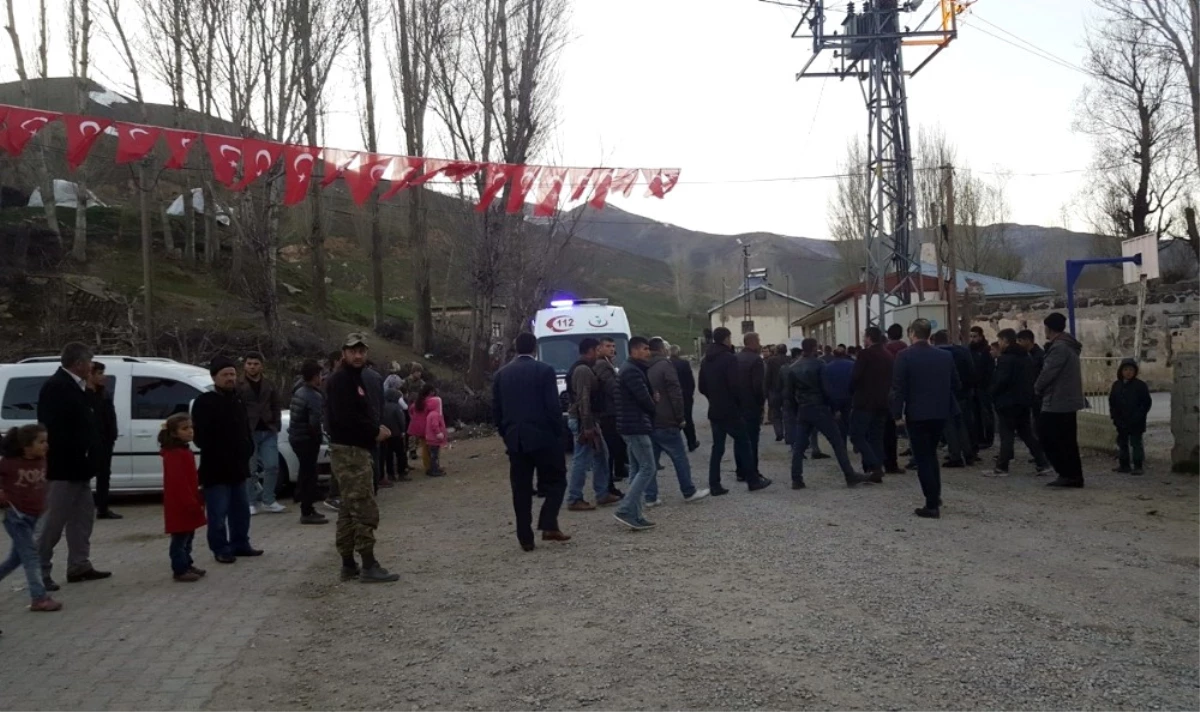 Şehidin Tatvan\'daki Köyü Bayraklarla Donatıldı