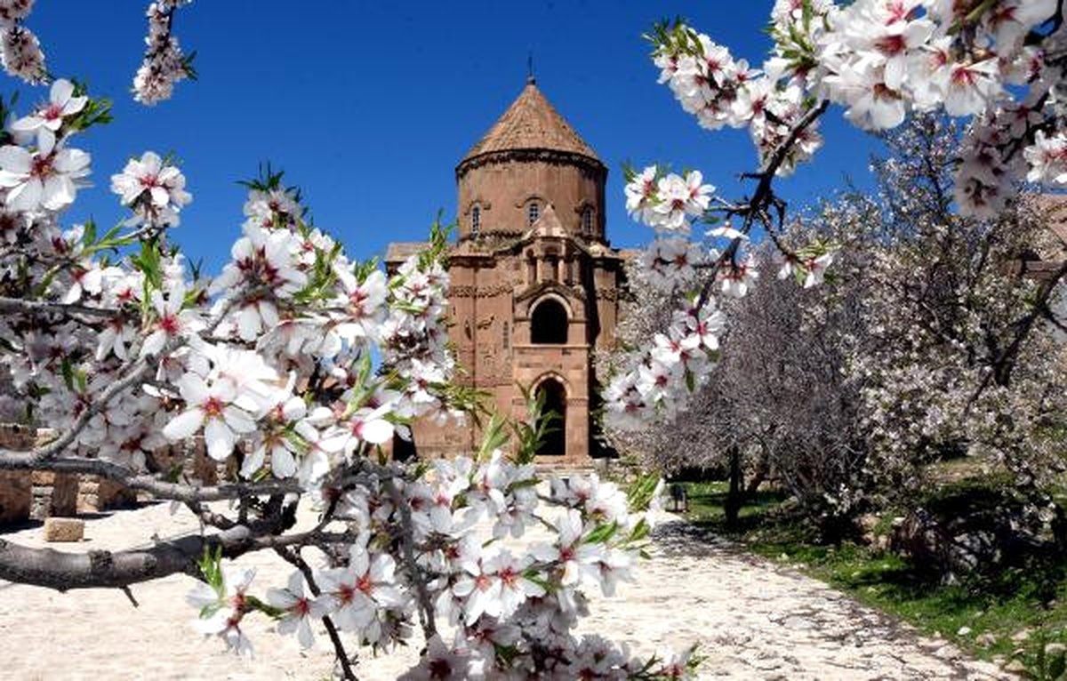 Tarihi Akdamar Adası Çiçeklerle Süslendi