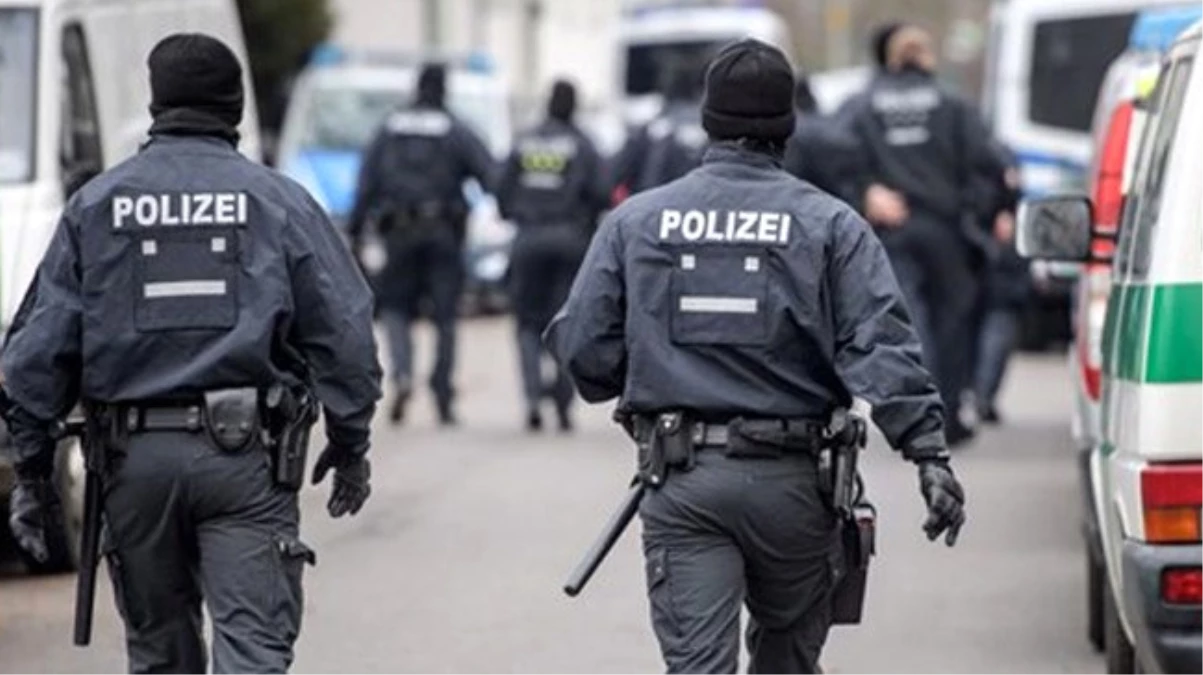 Almanya\'da Polis Silahlı Bir Kişiye Ateş Etti