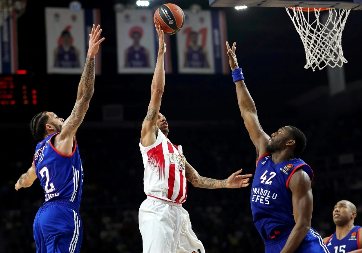 Anadolu Efes Final Four\'a Göz Kırptı