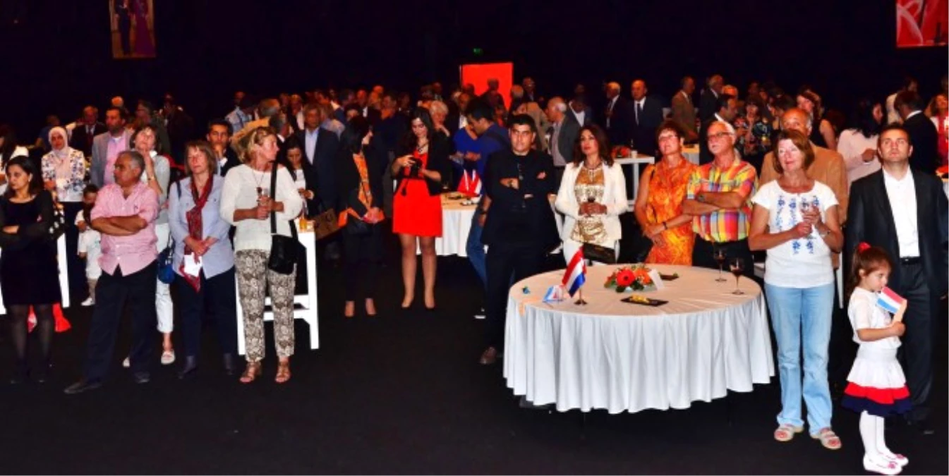 Antalya Turistler Kral Günü\'nü Kutladı