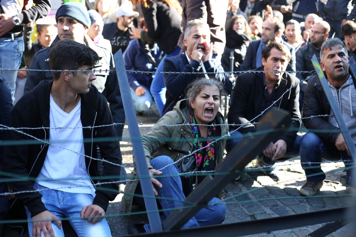 Belçikalı Vekil PKK\'lı Teröristlerle Kol Kola