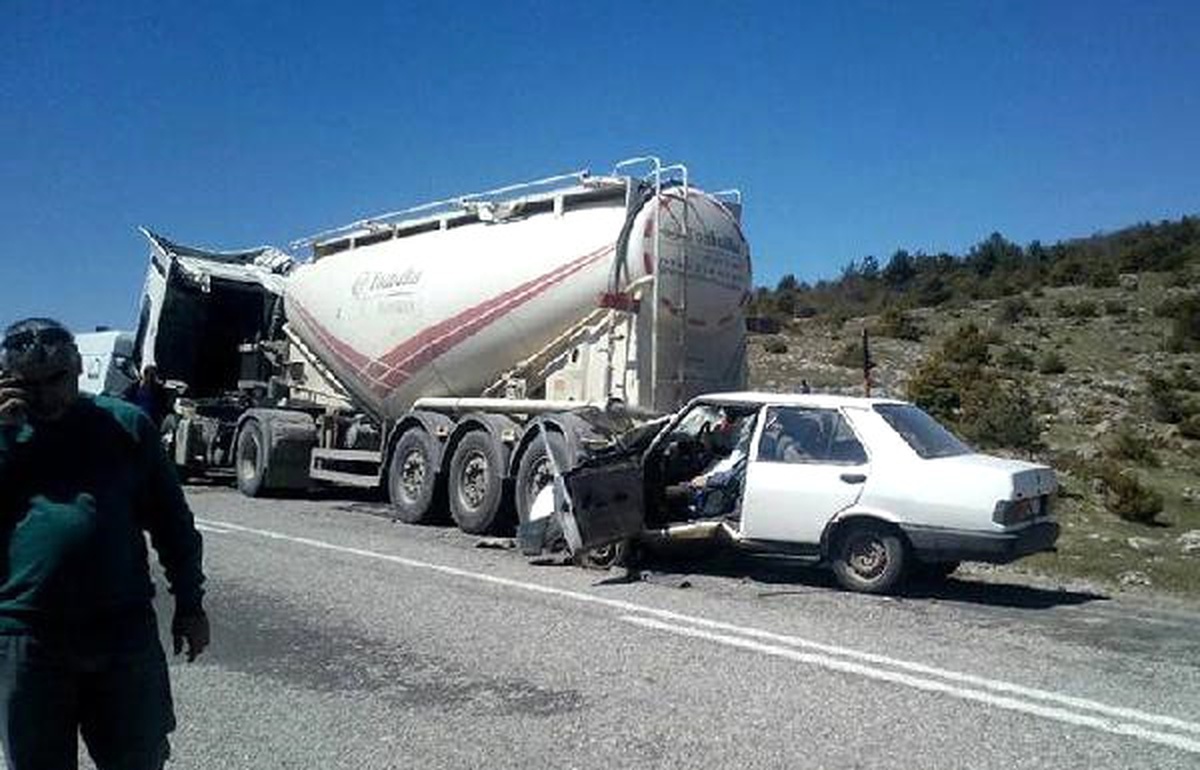 Beton Mikserine Çarpan Otomobilin Sürücüsü Öldü