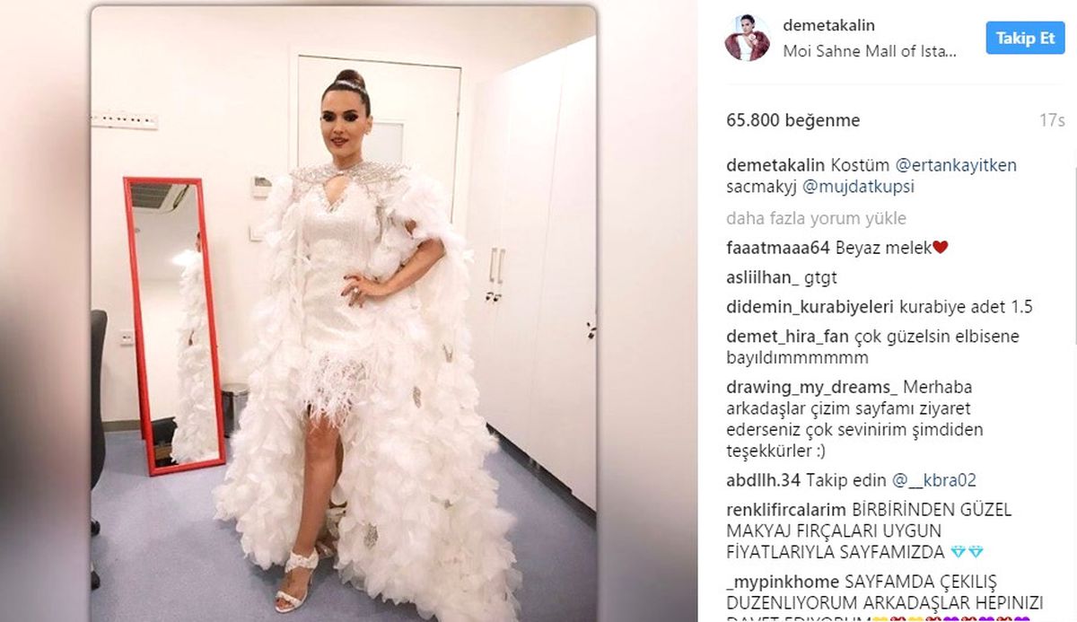 Beyaz Mini Elbisesiyle Göz Kamaştırdı!