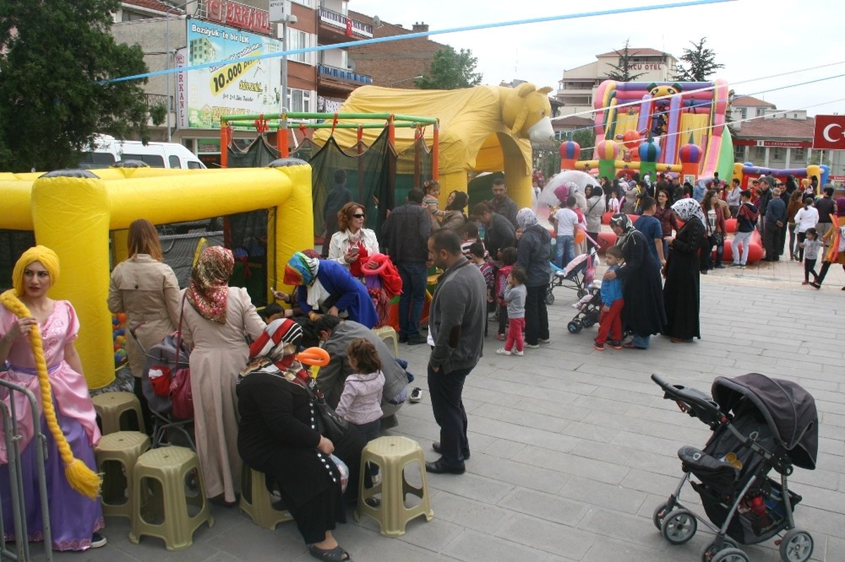 Bozüyük Belediyesi 23 Nisan 5. Çocuk Festivali Hafta Sonu Şişme Oyun Gurupları ile Devam Edecek