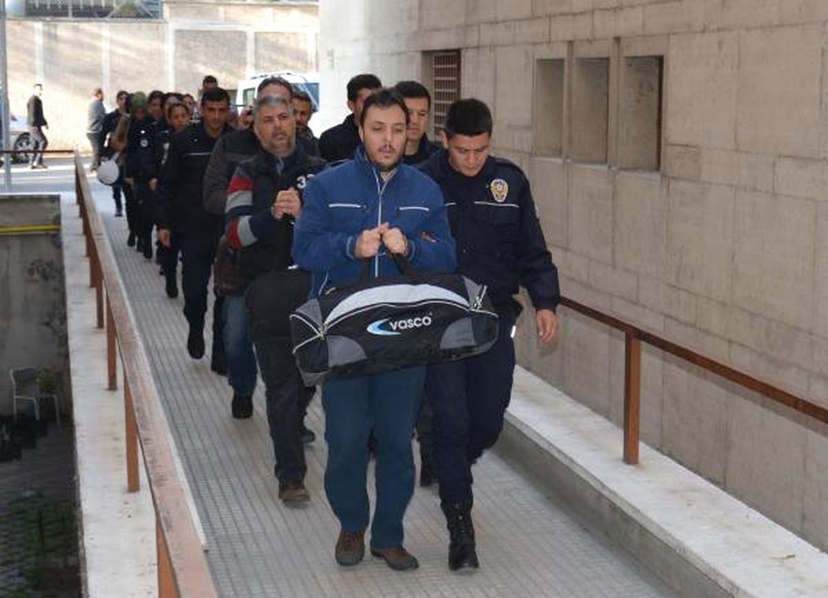 Bursa\'da Fetö Operasyonunda Gözaltına Alınan 5\'i Eski Polis 14 Kişi Adliyede