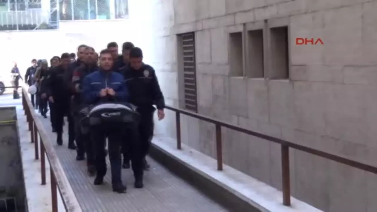 Bursa\'da Fetö Operasyonunda Gözaltına Alınan 5\'i Eski Polis 14 Kişi Adliyede