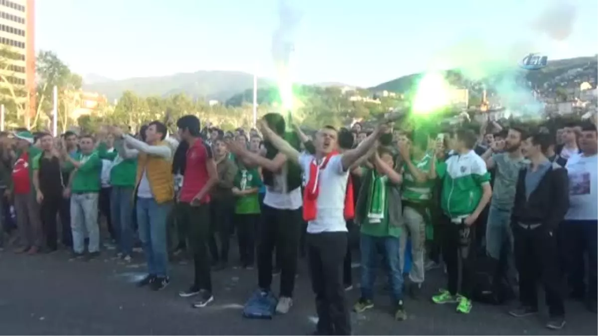 Bursasporlu Taraftarlar, Seyircisiz Maçı Dev Ekranda İzledi