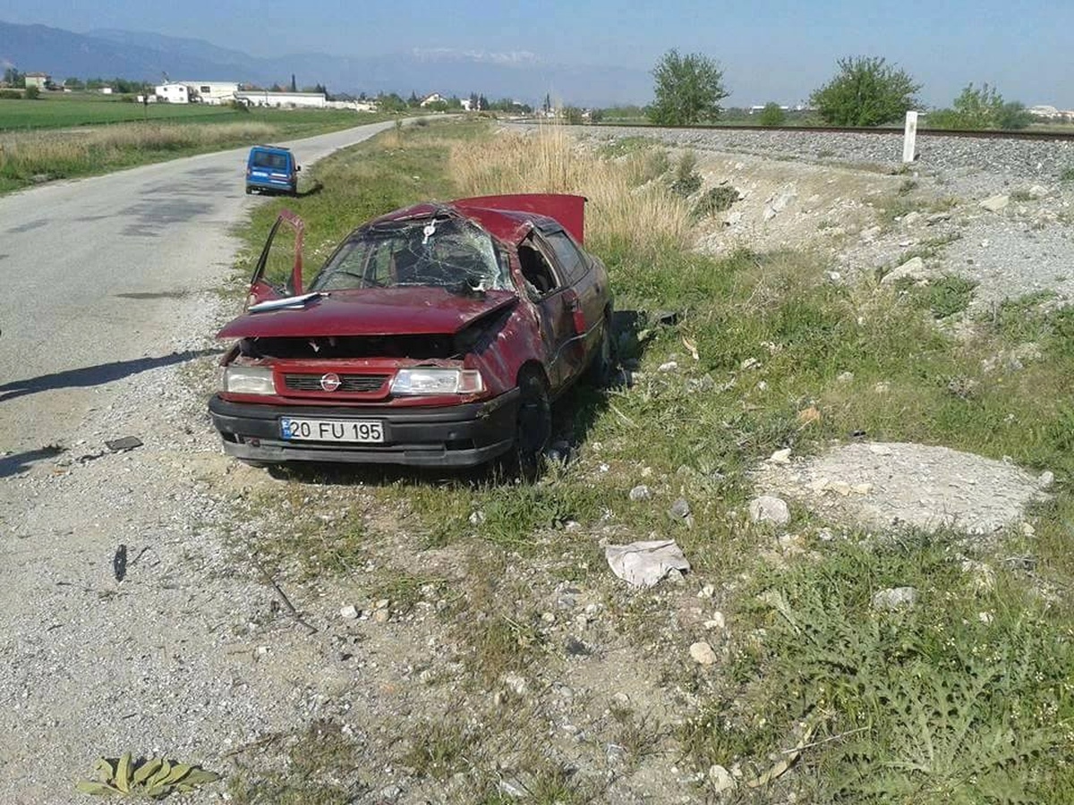 Denizli\'de Kontrolden Çıkan Otomobil Takla Attı: 1 Ölü, 2 Yaralı