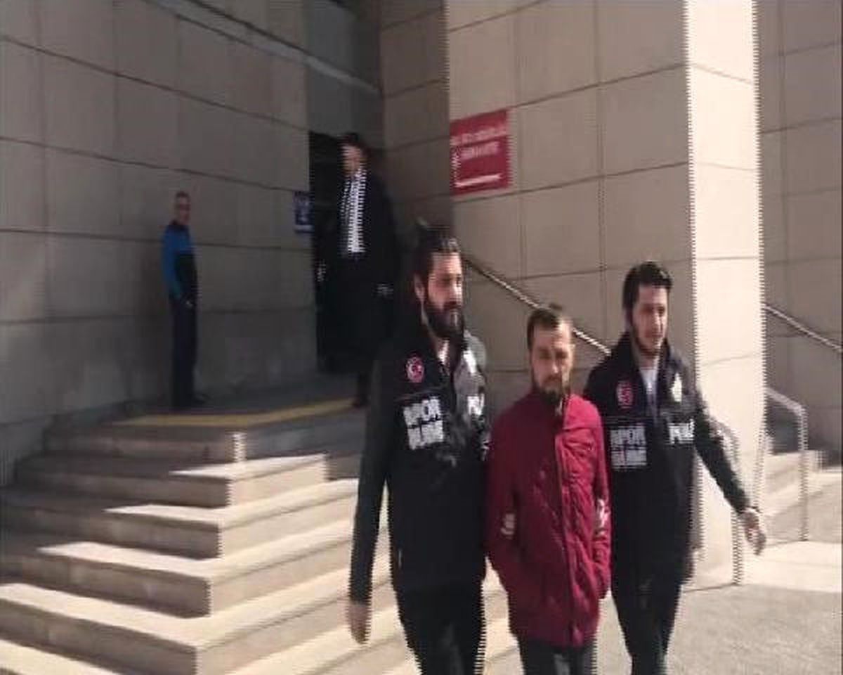 Derbide Volkan Demirel\'e Cep Telefonu Atan Taraftar Yakalandı