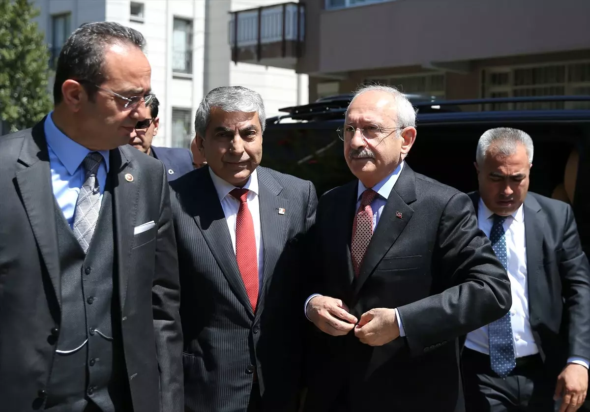 Dha İstanbul - CHP Genel Başkanı Kemal Kılıçdaroğlu\'ndan Teziç Ailesine Taziye Ziyareti