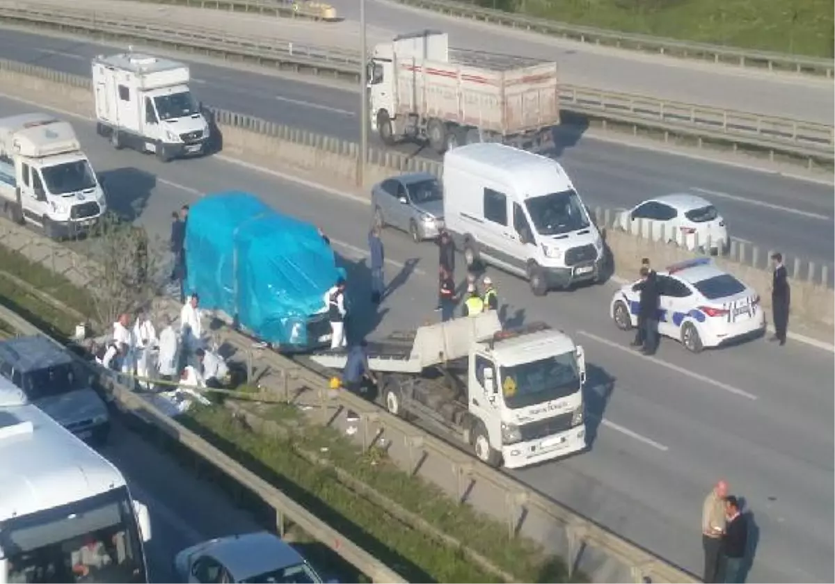 Dha İstanbul - Polis, Seyir Halinde Patlayan Servis Aracına  Çanta Bırakan Şüpheliyi Arıyor