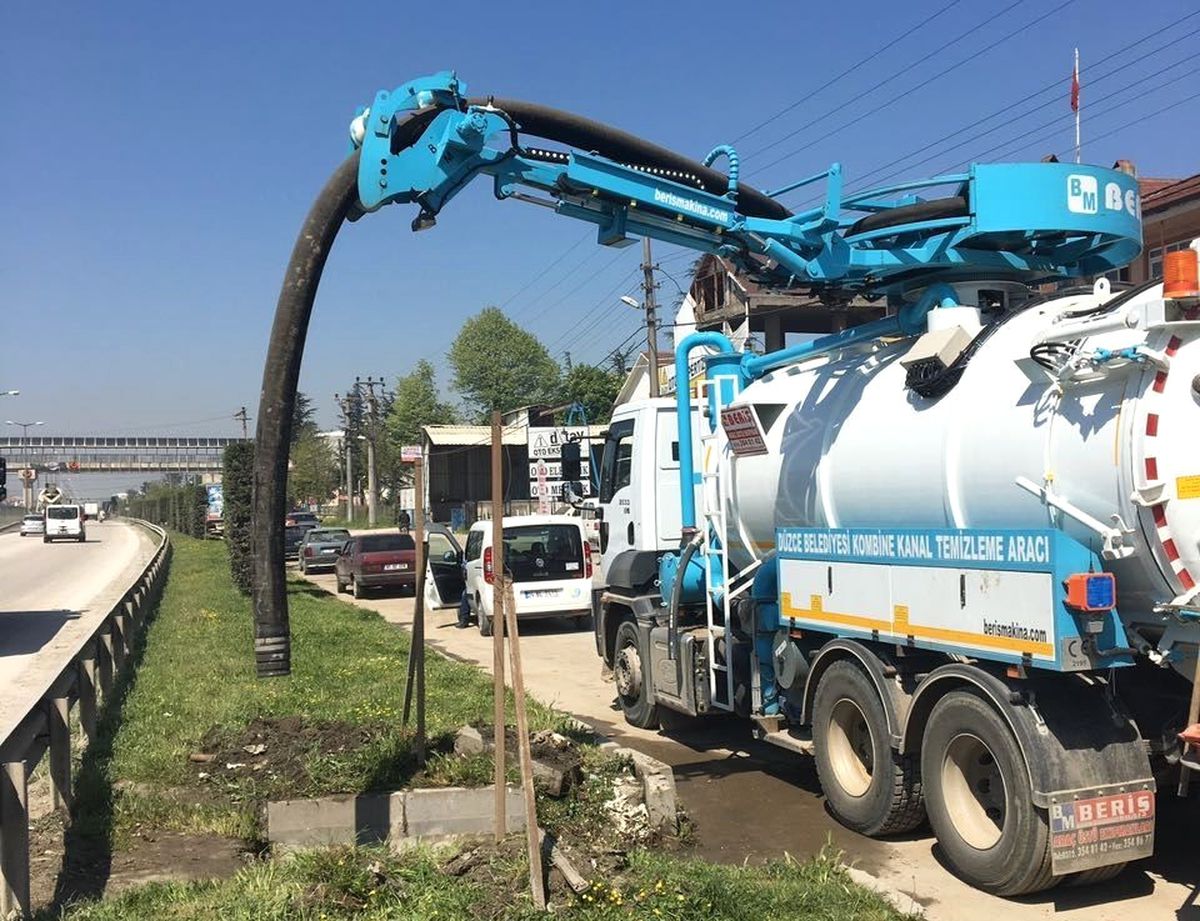 Düzce\'de Yan Yol Giderlerinde Temizlik Yapıldı