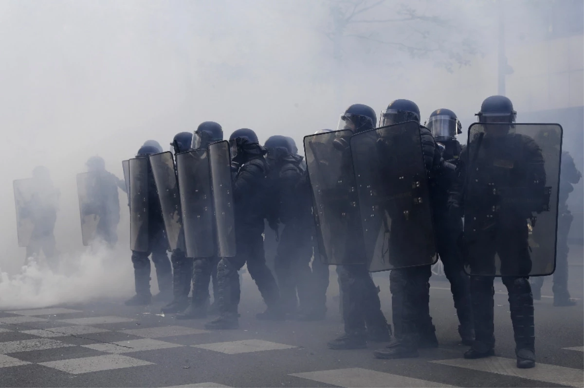 Fransa\'da Gösteriler Sürüyor