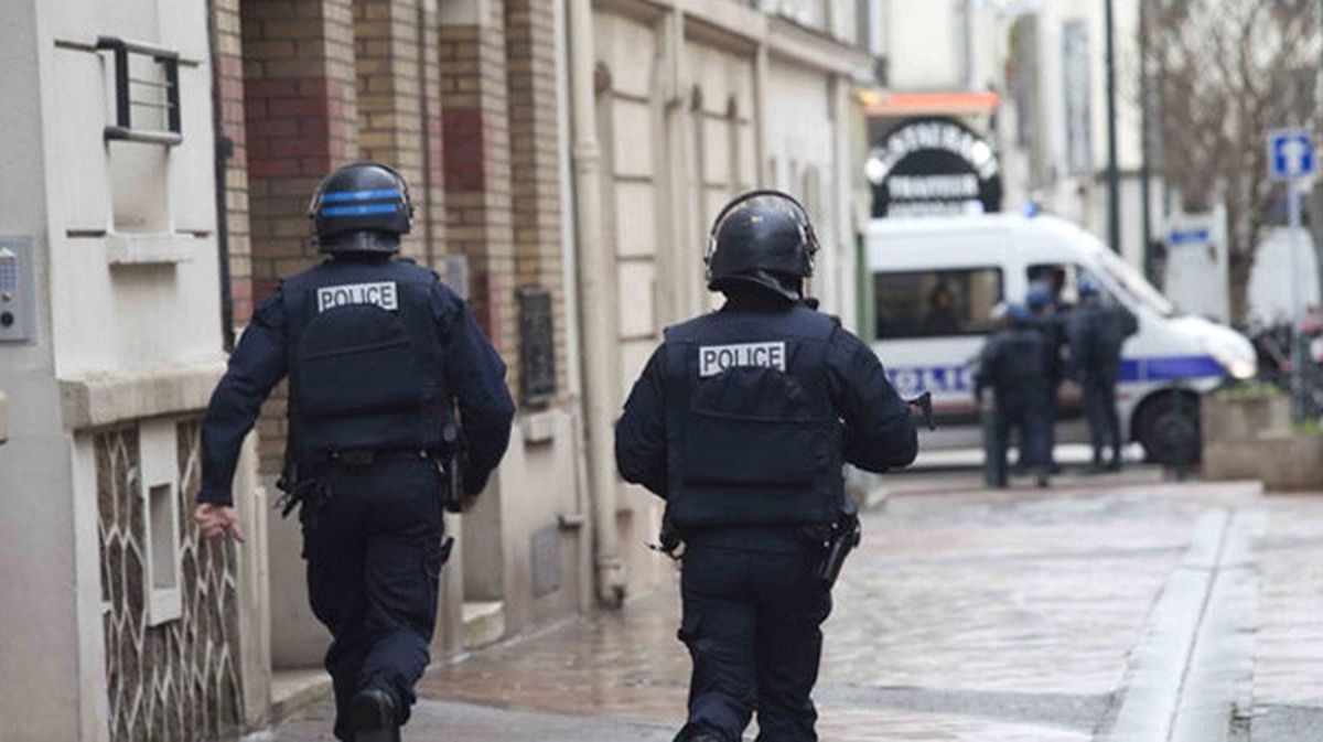 Fransız Polis Meslektaşını Kazara Vurdu