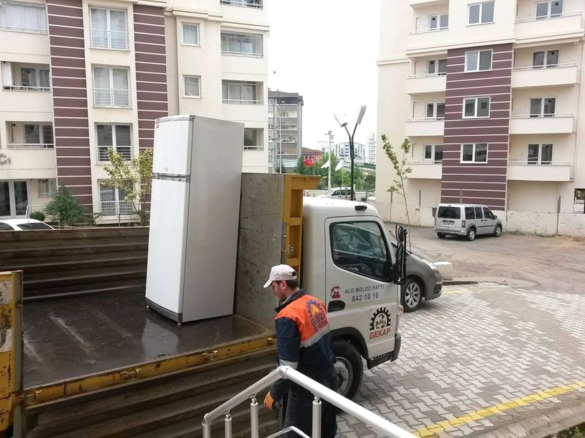 Gebze\'de Elektronik Atıklar Kapıdan Alınıyor