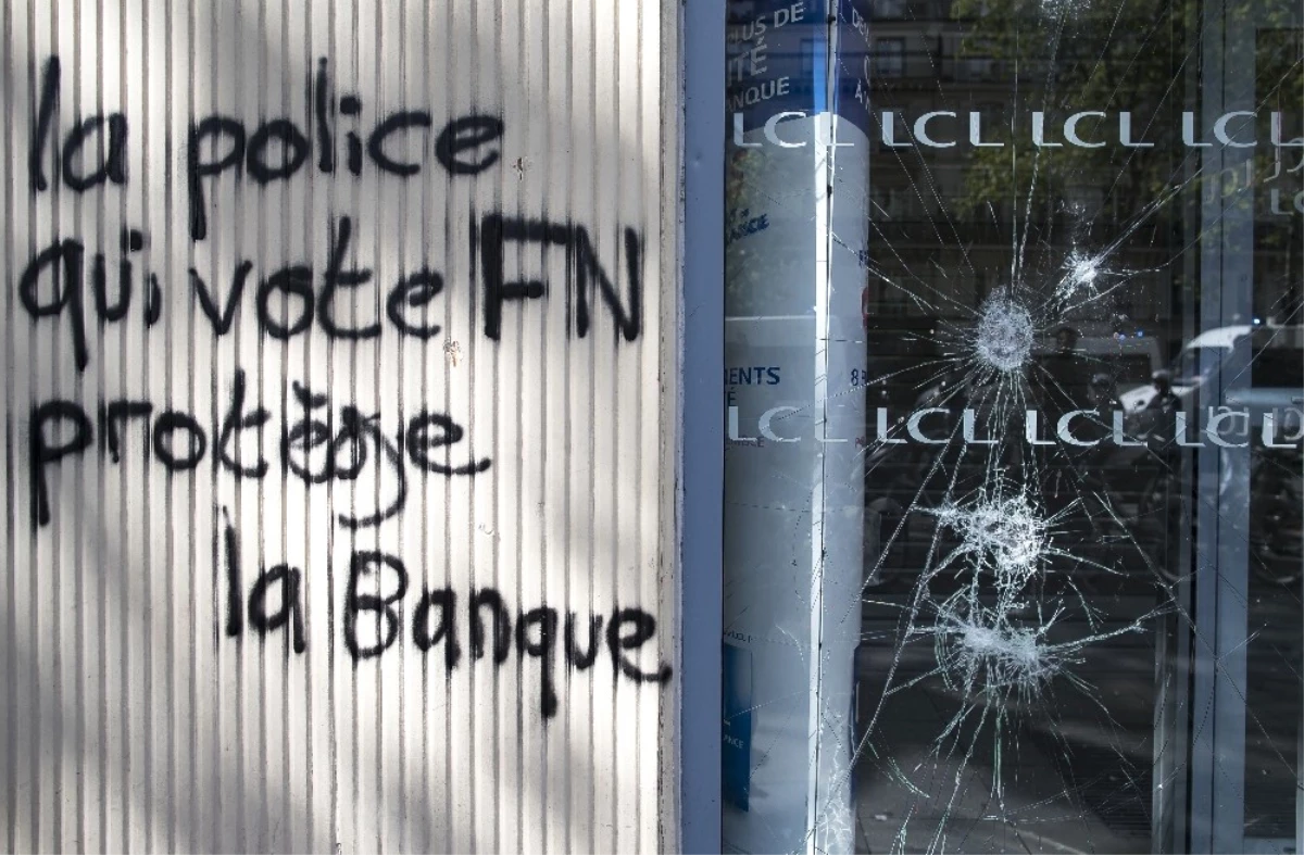 Ne Macron Ne Le Pen": Gençler Paris\'de Protesto Ediyor