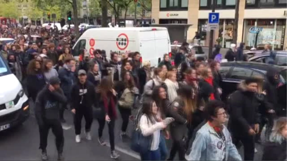 Gençler Paris\'te Protesto Ediyor: "Ne Macron Ne Le Pen"