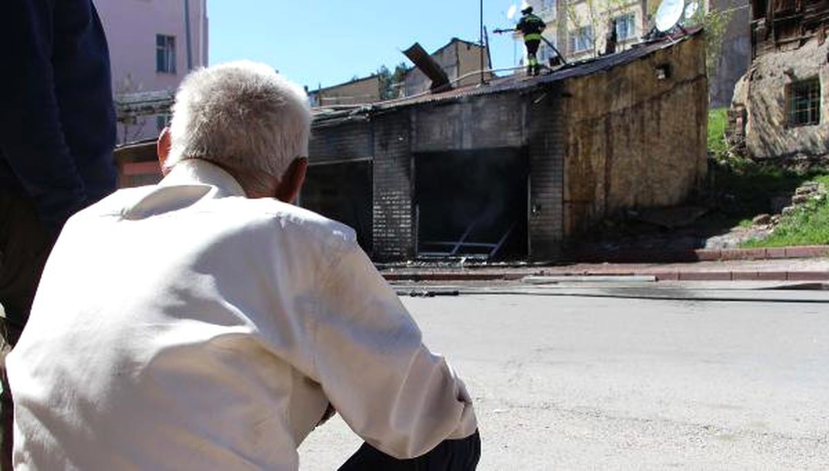İntihar Amacıyla Evini Yaktı, Alevler Yükselince Dışarı Kaçtı