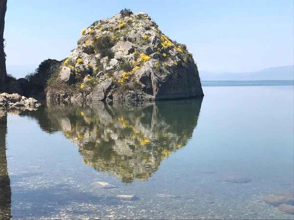 İznik Gölü\'ne Yansıyan Kaya Görüntüsü Paylaşım Rekoru Kırıyor